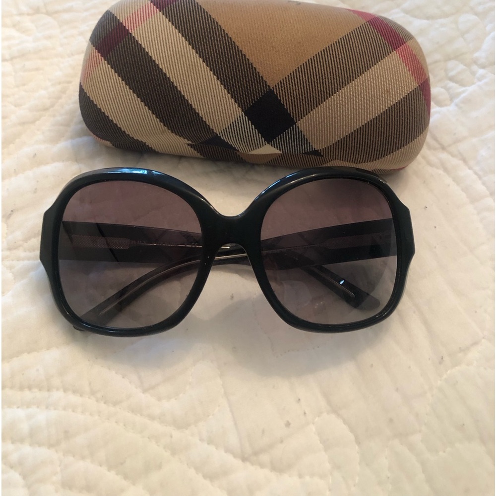 Burberry sunglasses with original, Burberry case